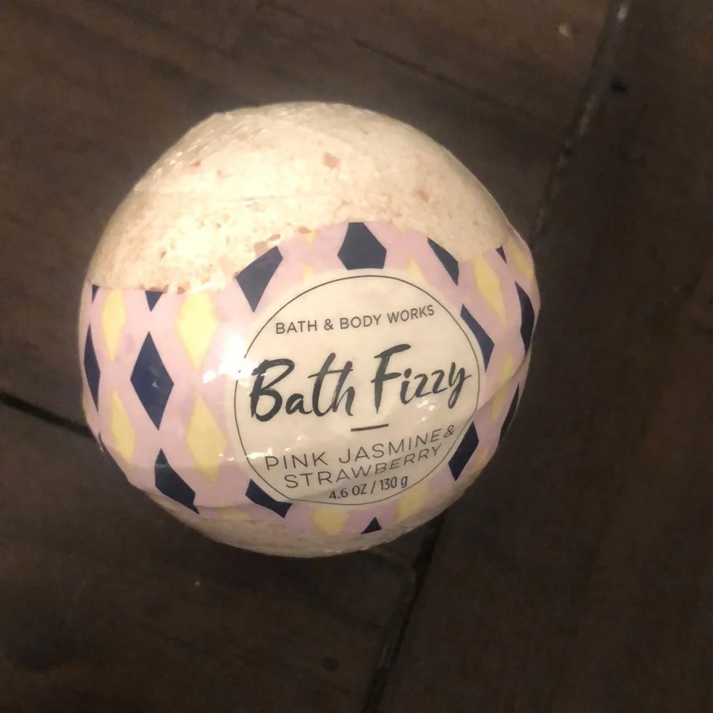 Bath fizzy pink jasmine and strawberry bath bomb